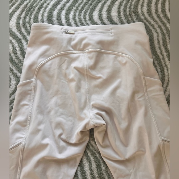 Never worn Lulu Lemon white leggings with side pockets. Size 6 - Picture 3 of 4